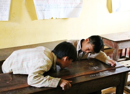 Gom nhặt những chiếc vòng thun xanh, đỏ, hai cậu học trò