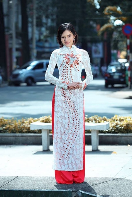 Và một Thuỳ Trang kiêu sa trong trang phục đêm hội.