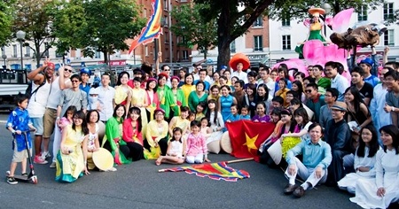 Gặp Á hậu người Việt tại châu Âu vào Chung kết Sao Mai 2013 - 4 Phương Nhung