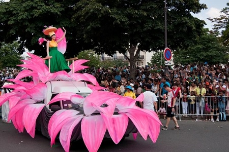 Gặp Á hậu người Việt tại châu Âu vào Chung kết Sao Mai 2013 - 2 Hồng Quân được đảm nhận cương vị “Nữ hoàng” của đoàn Việt Nam.