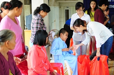 Lan Trinh ân cần trao tặng các bé quà, bánh Trung thu.