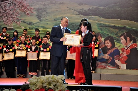 Chủ tịch Hội Khuyến học Việt Nam Nguyễn Mạnh Cầm trao tặng 