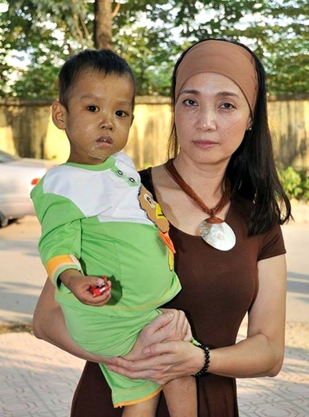 Ngô Phương Lan chạy vì trẻ em ung thư và bệnh tim - 2 Nghệ sỹ nhân dân Lê Khanh bế một bệnh nhi kh
