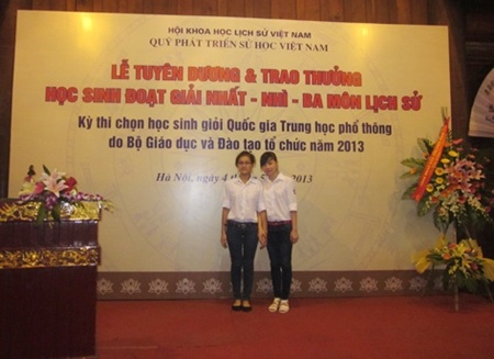 Gặp cô học trò dân tộc Xa Phó được tuyển thẳng vào ĐH - 2 Lý Thị Hoàn (người đeo kính) tại Lễ tuyên dương và trao thưởng