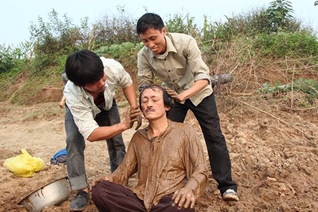 “Hài Tết đừng “cù” khán giả bằng những cái cười gượng gạo” - 3 Phim có phân cảnh Giang còi trét đầy bùn đất, ngồi bên bờ sông như...