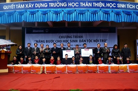 Hơn 12.000 tấm chăn ấm trao tặng học sinh vùng cao