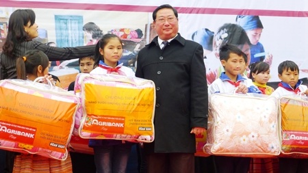 Bộ trưởng, Chủ nhiệm Uỷ ban Dân tộc Giàng Seo Phử trao tặng 