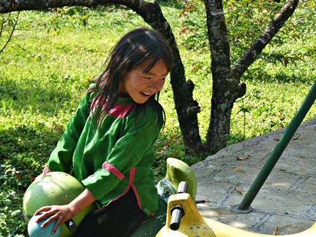 Thiếu nữ dân tộc Kinh thử trang phục của đồng bào Mông.