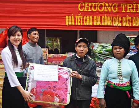 Những tấm chăn ấm, thùng mì gói được Á hậu trao tận tay những người dân.