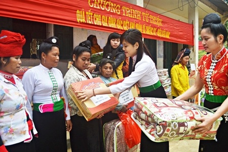 Những tấm chăn ấm, thùng mì gói được Á hậu trao tận tay những người dân.