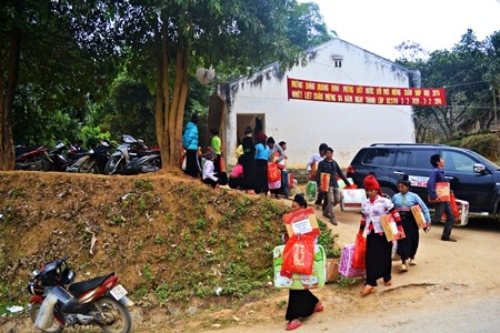 Người dân Chiềng Sơ vui mừng nhận những món quà Tết.