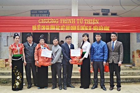 Người dân Chiềng Sơ vui mừng nhận những món quà Tết.