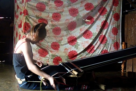 H’Ngói Niê say sưa bên khung dệt.