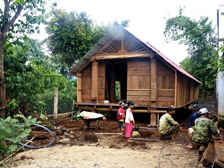 Nhà chị H’Yam đang lxây lại ngôi nhà dài truyền thống của