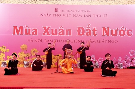 Câu lạc bộ tham gia biểu diễn tại Ngày thơ Việt Nam 2014.
