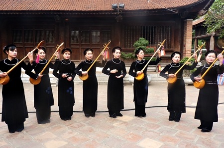 Một số thành viên của Câu lạc bộ Đàn và hát dân ca xã Mai Pha.