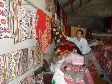 Gian hàng trưng bày sản phẩm thổ cẩm của HTX dệt thổ cẩm Hoa Tiến.