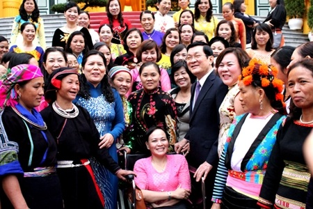 Chị H’Yam Bkrông (ngoài cùng bên phải) được tiếp kiến Chủ tịch nước.