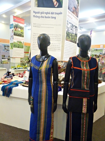 Các sản phẩm của Hợp tác xã thổ cẩm Tơng Bông.