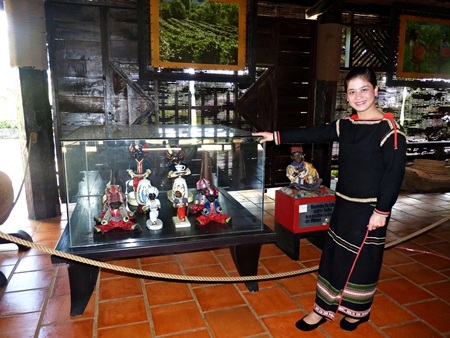 Cô hướng dẫn viên H'Thắng Kpơr hút hồn du khách 