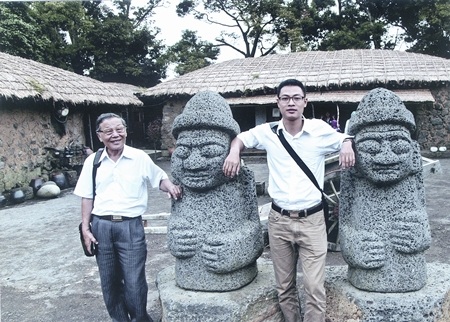 Tác giả (đứng bên trái) đi thăm làng dân tộc trên đảo Jeju.