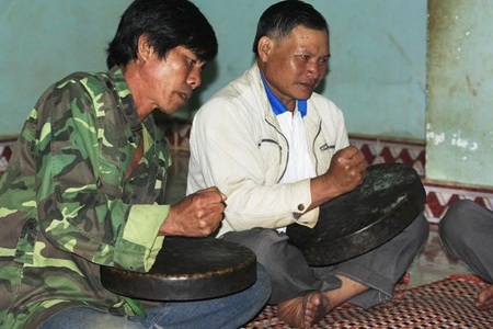 Đội chiêng của thôn Đồng Đò hoà tấu ca khúc “Đón khách”.