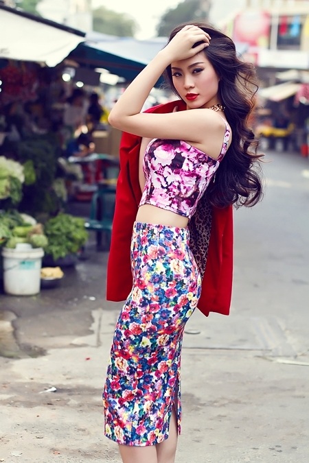 Diễm Trang gợi ý những chiếc váy "ngọt lịm" cho ngày Valentine - 1 Với set đồ họa tiết in hoa, kiểu tóc xoăn bồng bềnh đi cùng với