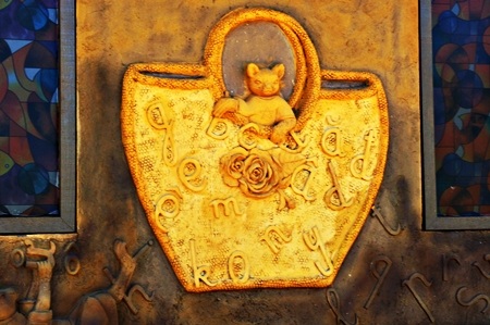 Bảng chữ cái Việt Nam được điêu khắc ở mặt tiền ngôi nhà đất.