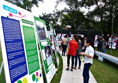 Nhiều khách tham quan đến với Triển lãm trong ngày ra mắt.