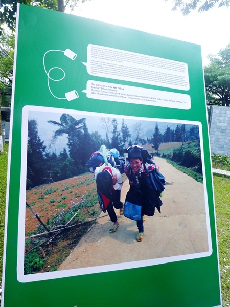 “Đây là bức ảnh chụp bà nội em. Bà đang cấy lúa một mình với 4 sào ruộng. 