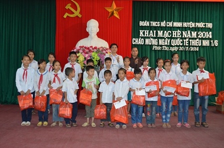 Hà Nội: 100 suất quà dành tặng học sinh nghèo Phúc Thọ - 1 Các em học sinh nghèo vượt khó huyện Phúc Thọ nhận quà Tết thiếu nhi.