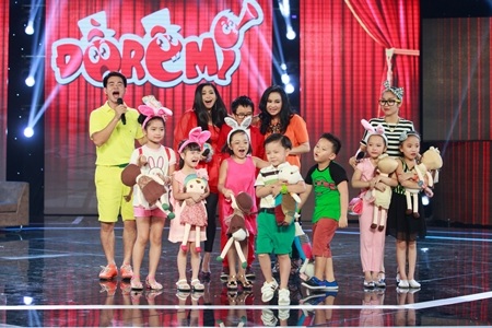 Hải Nam (áo trắng) hạnh phúc khi là thí sinh cuối cùng được xướng tên.