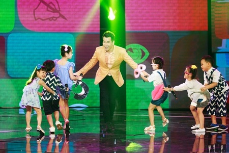 Ông bố Hồ Trung Dũng và 6 đứa con.