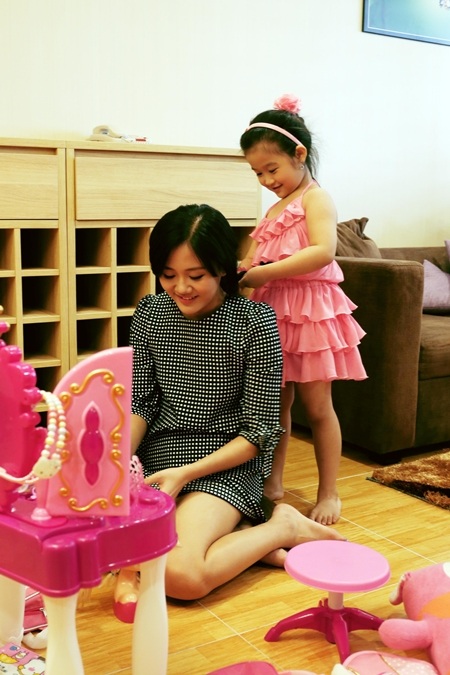 Và để các em nhỏ trang điểm cho mình.