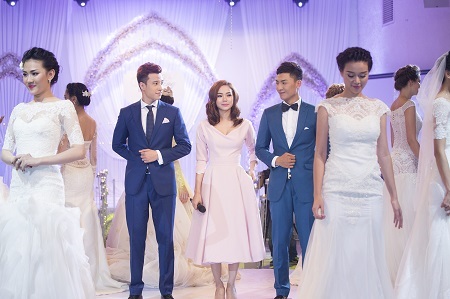 Minh Hằng làm "cô dâu" sau tin đồn bị cắt show diễn vì mặc phản cảm - 2 Cô xuất hiện trong buổi biểu diễn giữa một dàn người mẫu trình diễn những trang phục cưới.