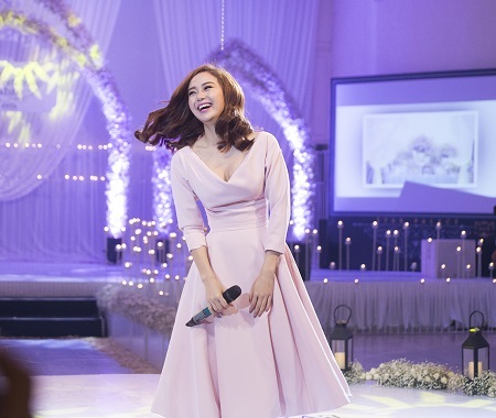 Minh Hằng làm "cô dâu" sau tin đồn bị cắt show diễn vì mặc phản cảm - 3 Cô xuất hiện trong buổi biểu diễn giữa một dàn người mẫu trình diễn những trang phục cưới.