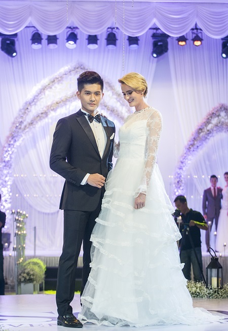 Minh Hằng làm "cô dâu" sau tin đồn bị cắt show diễn vì mặc phản cảm - 5 Dàn người mẫu sải bước trong trang phục cưới.