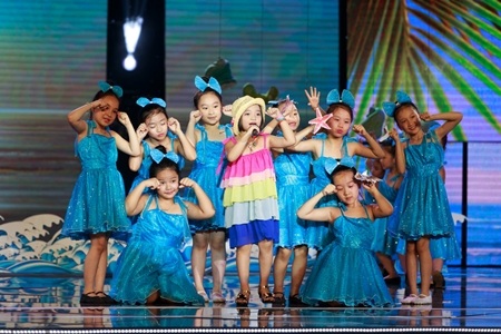 Thí sinh nhí Đồ Rê Mí hồn nhiên khoe “Ba con 5 tuổi” - 5 Bé Hoàng Ngọc Minh với tiết mục Cô bé và sóng biển.