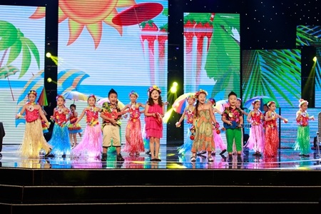 Khán giả nhí hoà theo điệu nhạc.