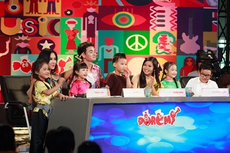 Khán giả nhí hoà theo điệu nhạc.