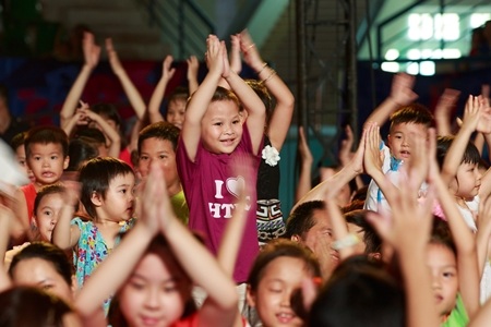 Khán giả nhí hoà theo điệu nhạc.