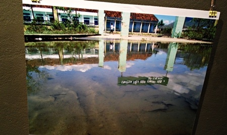 Ấn tượng bức ảnh đôi dép của học trò dân tộc Dao