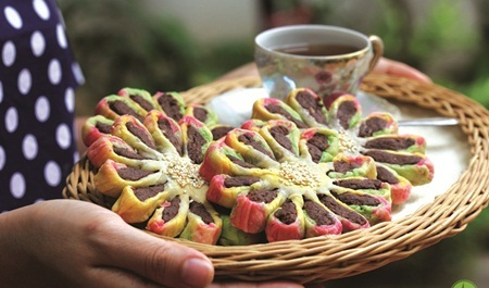 Khi bánh chín, lớp vỏ bung ra làm chiếc bánh hệt như một nụ hoa trà. 