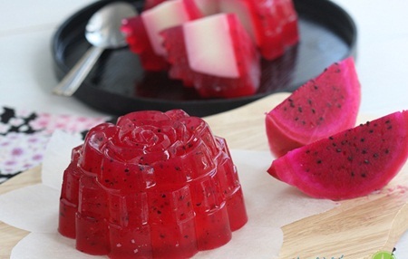 Bánh Trung thu rau câu thanh long ruột đỏ.