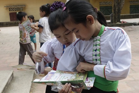 Các em học sinh hào hứng với những cuốn sách mới.