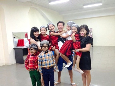 Top 2 Đồ Rê Mí quậy tưng bừng trước đêm Chung kết - 2 Top 6 Đồ Rê Mí cùng các giảng viên và biên đạo múa.