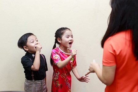 Top 2 Đồ Rê Mí quậy tưng bừng trước đêm Chung kết - 3 Top 6 Đồ Rê Mí cùng các giảng viên và biên đạo múa.