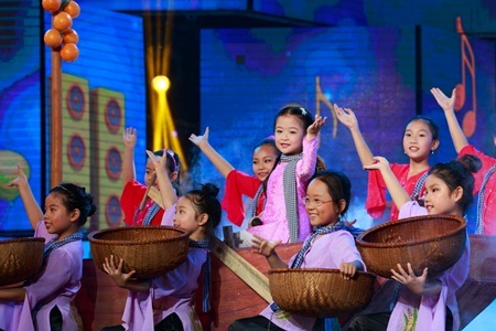 80 “chú Cuội” nhảy flash mob náo động sân khấu Đồ Rê Mí - 2 Hoa khôi nhí miền Tây chọn ca khúc “Cần Thơ quê em” mang đậm dấu
ấn quê hương.