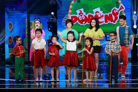 80 “chú Cuội” nhảy flash mob náo động sân khấu Đồ Rê Mí - 13 Bé Khánh Minh (giữa) là bạn nhỏ chiến thắng cuộc thi Đồ Rê Mí online tuần này.