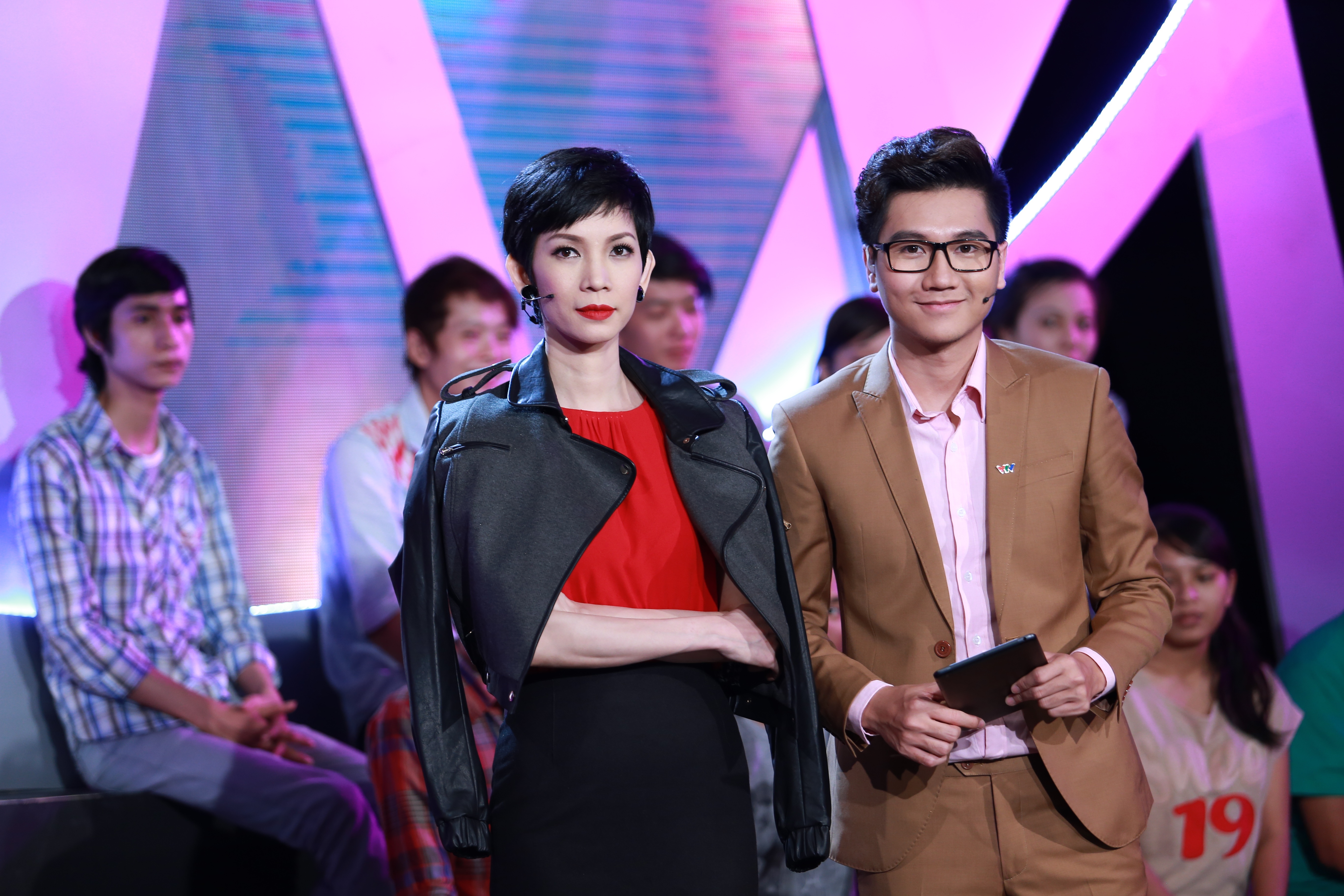 Hình ảnh quen thuộc của Công Tố trên trường quay.